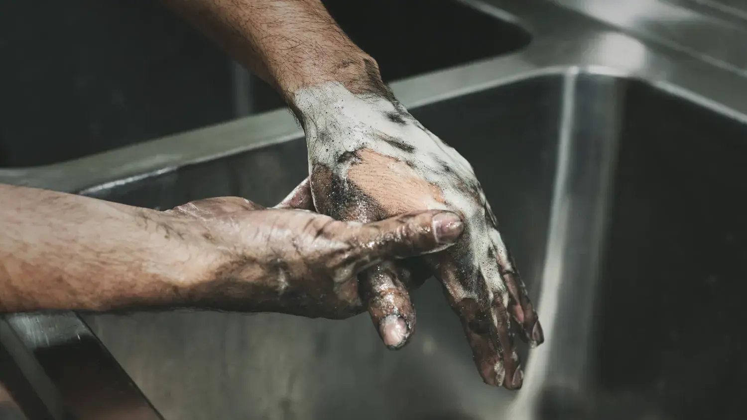 Umývání oleje z rukou